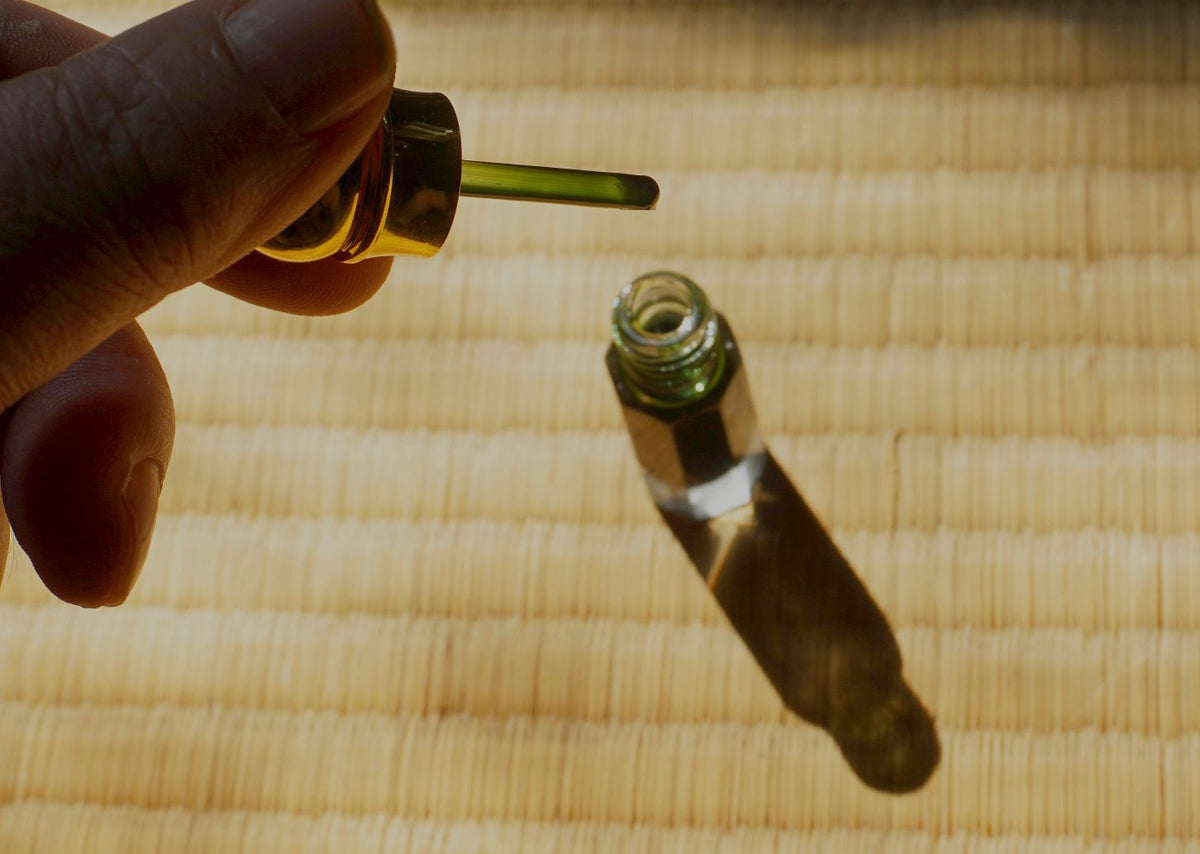 RUH KHUS - High quality wild Vetiver roots oil / traditional process (India)